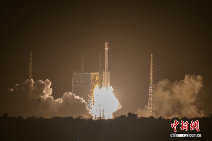 7月29日19时50分，中国在文昌航天发射场使用长征七号改运载火箭，成功将天链三号01星发射升空，卫星顺利进入预定轨道，发射任务取得圆满成功。该卫星主要用于为飞船、空间实验室、空间站等载人航天器提供数据中继和测控服务，为中、低轨道资源卫星提供数据中继和测控服务。图为长征七号改运载火箭发射升空。<a target='_blank' href='/'>中新社</a>记者 骆云飞 摄